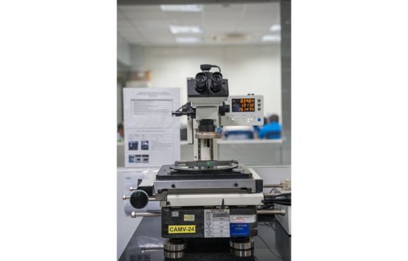 Measuring microscope for testing precision molds and dies Measuring microscope for testing precision molds and dies